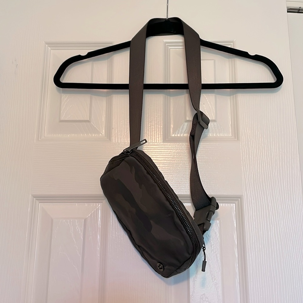 Lululemon Everywhere Belt Bag 1L, Dark Green Camo